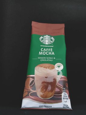 Batı Java, Endonezya Ekim 2022. Caffe Mocha aromalı bir paket Starbucks premium kahve. Bu kahve Türkiye 'de yaklaşık beş ila altı liraya satılır. Çok ucuz ve lezzetli, koyu kahve ve çikolata aromalı..