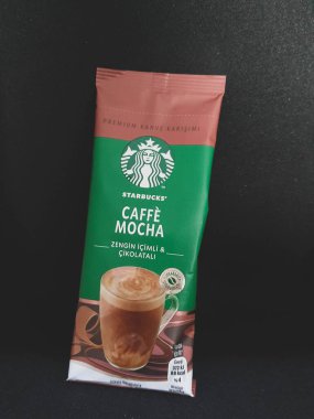 Batı Java, Endonezya Ekim 2022. Caffe Mocha aromalı bir paket Starbucks premium kahve. Bu kahve Türkiye 'de yaklaşık beş ila altı liraya satılır. Çok ucuz ve lezzetli, koyu kahve ve çikolata aromalı..