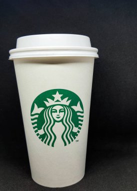 Batı Java, Endonezya Ekim 2022. Büyük boy Starbuck logosu olan beyaz bir kağıt bardak sıcak içecekler için kullanılır..