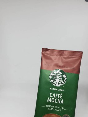 Batı Java, Endonezya Ekim 2022. Caffe Mocha aromalı bir paket Starbucks premium kahve. Bu kahve Türkiye 'de yaklaşık beş ila altı liraya satılır. Çok ucuz ve lezzetli, koyu kahve ve çikolata aromalı..