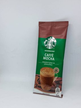 Batı Java, Endonezya Ekim 2022. Caffe Mocha aromalı bir paket Starbucks premium kahve. Bu kahve Türkiye 'de yaklaşık beş ila altı liraya satılır. Çok ucuz ve lezzetli, koyu kahve ve çikolata aromalı..