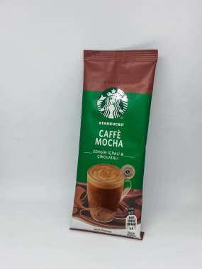 Batı Java, Endonezya Ekim 2022. Caffe Mocha aromalı bir paket Starbucks premium kahve. Bu kahve Türkiye 'de yaklaşık beş ila altı liraya satılır. Çok ucuz ve lezzetli, koyu kahve ve çikolata aromalı..