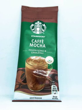 Batı Java, Endonezya Ekim 2022. Caffe Mocha aromalı bir paket Starbucks premium kahve. Bu kahve Türkiye 'de yaklaşık beş ila altı liraya satılır. Çok ucuz ve lezzetli, koyu kahve ve çikolata aromalı..