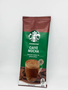 Batı Java, Endonezya Ekim 2022. Caffe Mocha aromalı bir paket Starbucks premium kahve. Bu kahve Türkiye 'de yaklaşık beş ila altı liraya satılır. Çok ucuz ve lezzetli, koyu kahve ve çikolata aromalı..