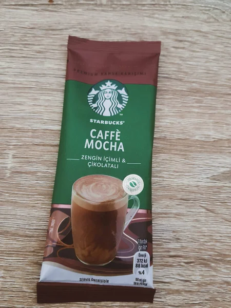 2022年10月 印度尼西亚西爪哇 一袋星巴克优质咖啡加Caffe Mocha调味这种咖啡在土耳其大约卖五到六里拉 咖啡和巧克力味道浓郁 价廉可口 — 图库照片