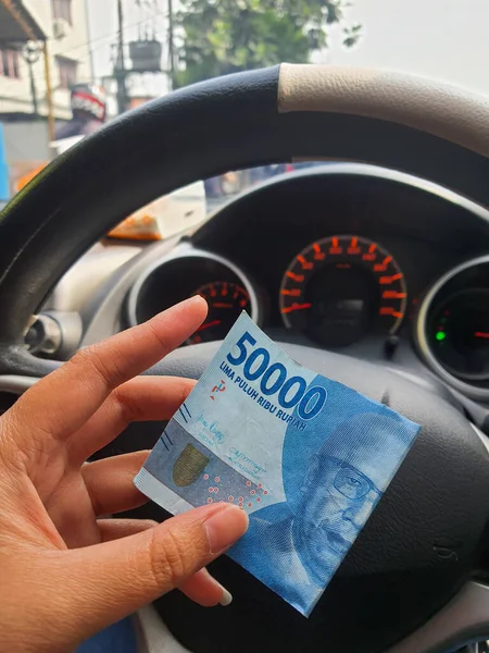 Una Mano Sostiene Billete Cincuenta Mil Rupias Que Dobla Mientras —  Fotos de Stock