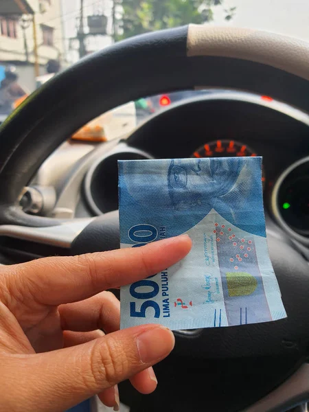 Una Mano Sostiene Billete Cincuenta Mil Rupias Que Dobla Mientras —  Fotos de Stock