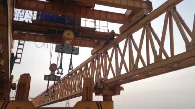 Bu, nehrin karşısında ereksiyon öncesi beton I Girder için kullanılacak bir fırlatma girişinin çelik yapısı. Bu sarı kanat fırlatıcı yüksek kalite çelikten yapılmıştır..