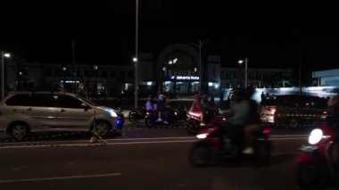Eski kasabanın yakınındaki Jakarta Kota tren istasyonunun önündeki trafik koşullarının bulanık videosu. Akşam 10 'dan sonra bir pazar gecesi, hala oldukça kalabalık ama birkaç saat önce olduğu kadar kalabalık değildi.