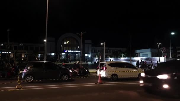 Dimmig Video Vägtrafikförhållandena Framför Tågstationen Jakarta Kota Nära Gamla Stan — Stockvideo