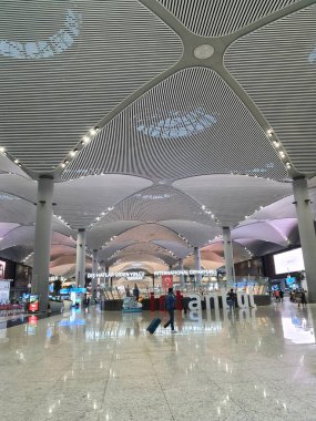 İstanbul, Türkiye Temmuz 2022. İstanbul Havalimanı 'nın gece kalkış pistinin durumu oldukça ıssız görünüyor çünkü uçak sabahın erken saatlerinde iniyor ve diğer herkes hâlâ uyuyor..