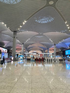 İstanbul, Türkiye Temmuz 2022. İstanbul Havalimanı 'nın gece kalkış pistinin durumu oldukça ıssız görünüyor çünkü uçak sabahın erken saatlerinde iniyor ve diğer herkes hâlâ uyuyor..