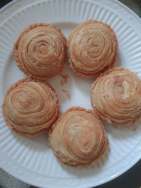 Este Pastel Pollo Relleno Con Forma Redonda Piel Hecha Pastelería —  Fotos de Stock