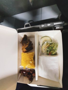 PT 'nin uzun mesafeli trenlerinde satılan Nasi koçları. Endonezya Demiryolları. Pirinç, tavuk, serundeng, sebze ve acı biber sosundan oluşur..