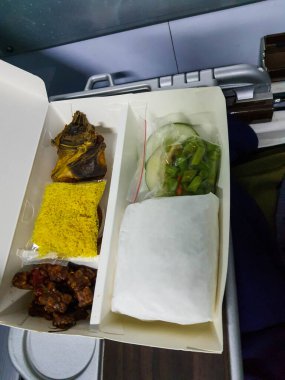 PT 'nin uzun mesafeli trenlerinde satılan Nasi koçları. Endonezya Demiryolları. Pirinç, tavuk, serundeng, sebze ve acı biber sosundan oluşur..