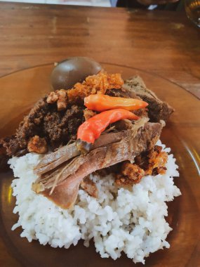 Jalan Wijilan, Jogjakarta 'da yer alan Gudeg Bu Slamet, Gudeg' i seven ve çok tatlı olmayan insanlar için uygundur. Pastırma, kecek ve tavuk yumurtası ile servis edilir. Gudeg, Yogyakarta 'dan tipik bir yemektir..