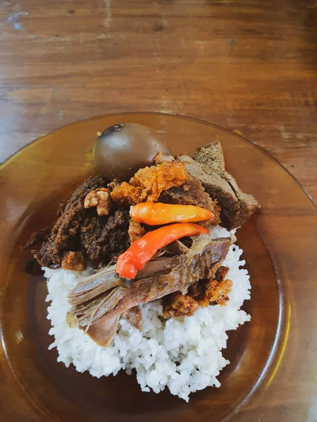 Jalan Wijilan, Jogjakarta 'da yer alan Gudeg Bu Slamet, Gudeg' i seven ve çok tatlı olmayan insanlar için uygundur. Pastırma, kecek ve tavuk yumurtası ile servis edilir. Gudeg, Yogyakarta 'dan tipik bir yemektir..