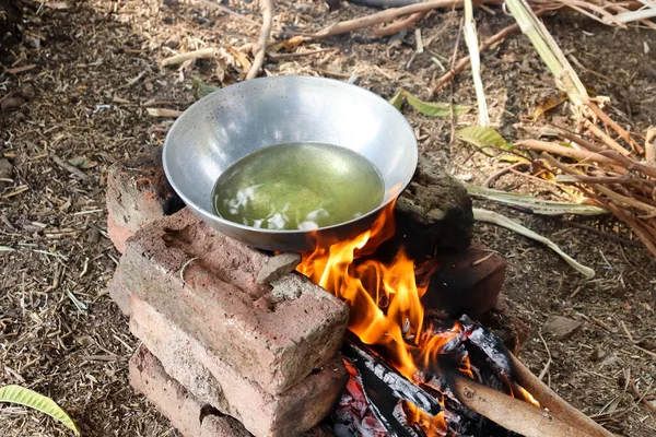 カダイは薪を燃やして屋外で調理するためにチュルハに油を入れた — ストック写真