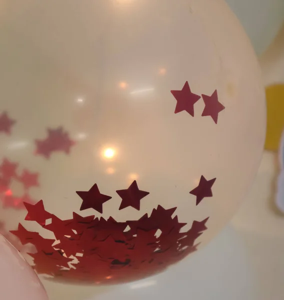 背景とグリーティングカードのために赤い星が詰め込まれた気球の装飾的な閉鎖 — ストック写真