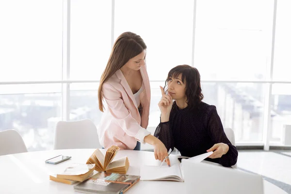 Дві Жінки Обговорюють Робочі Моменти Столом Офісі — стокове фото