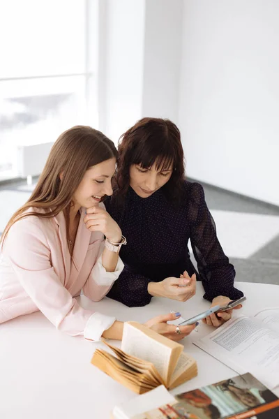 Due Donne Che Discutono Dei Momenti Lavoro Tavola Ufficio — Foto Stock