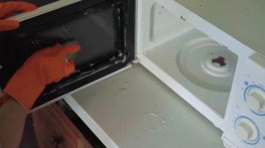 Mikrodalgayı sirkeyle temizlemek.