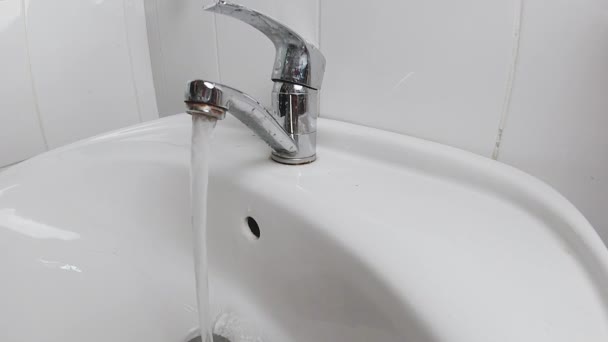 Mão fecha a torneira de água — Vídeo de Stock