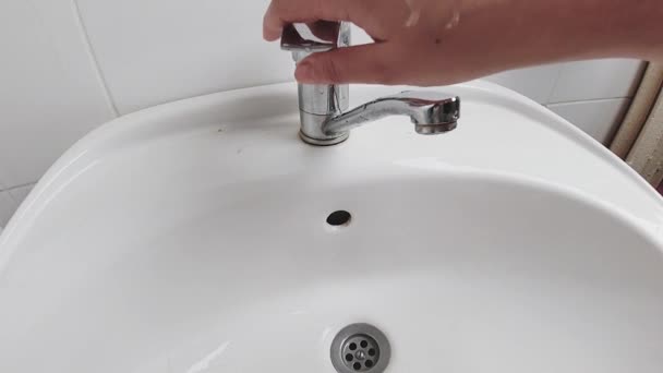 Mão abre a torneira de água — Vídeo de Stock