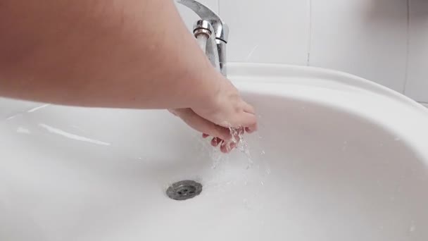 Se laver les mains sous l'eau courante — Video