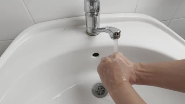 Lavarse las manos bajo el agua corriente — Vídeo de stock