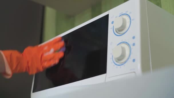 Cleaning a microwave with vinegar — Stock Video