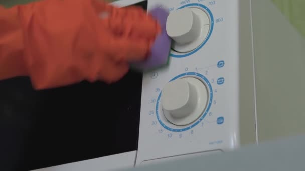 Mikrohullámú sütő tisztítása ecettel — Stock videók