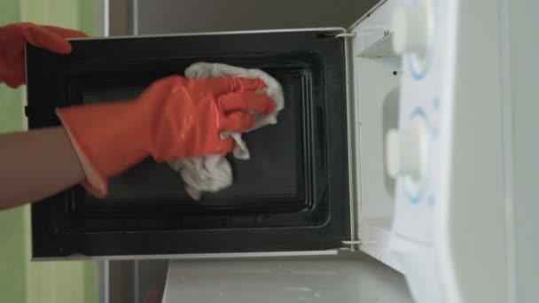 Mikrodalgayı sirkeyle temizlemek. — Stok video