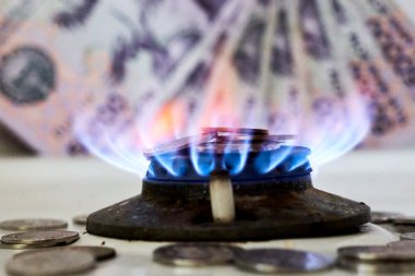 Yakıcı gaz ocağı ve para.