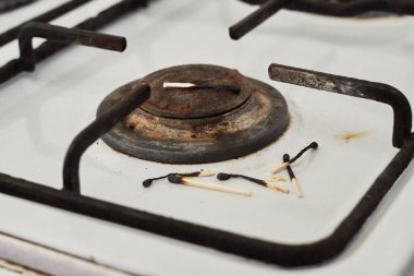 Gaz sobası ve yanmış kibritler