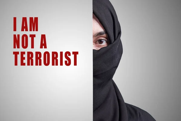 Young muslim women with expressive eyes saying - I am not a terrorist — Stock Photo, Image