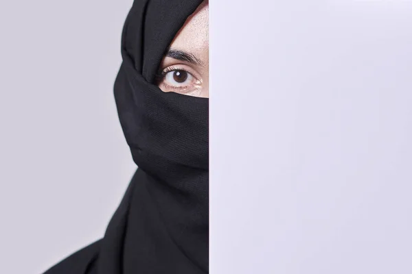 Young muslim women with expressive eyes — Stock Photo, Image