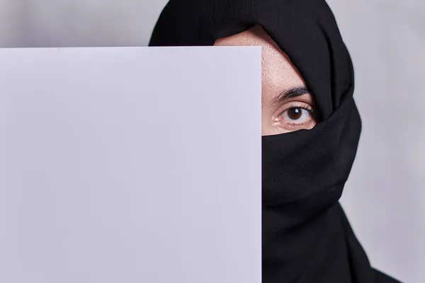 Jovens mulheres muçulmanas com olhos expressivos — Fotografia de Stock
