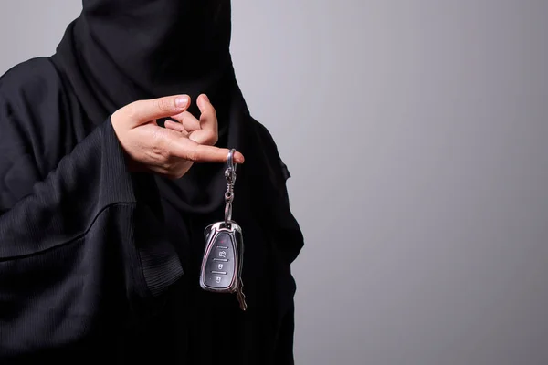 Arabian woman holding car keys — Stock Photo, Image