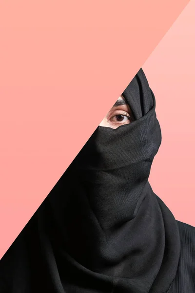 Young muslim women with expressive eyes — Stock Photo, Image