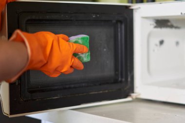 Mutfakta mikrodalgayı temizliyorum.