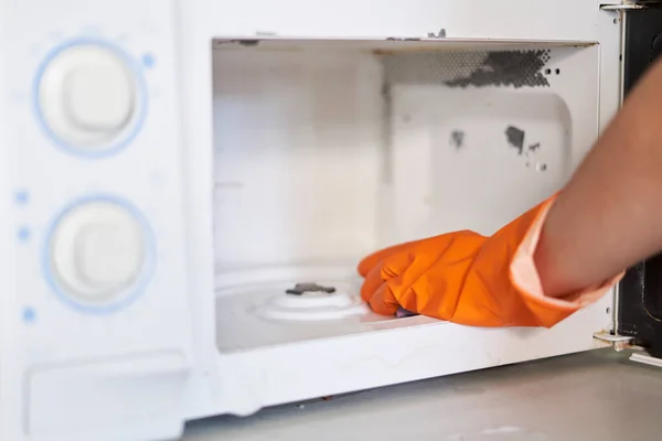 Membersihkan microwave di dapur — Stok Foto
