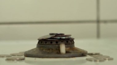Kadın kibrit aleviyle gaz çıkarıyor.