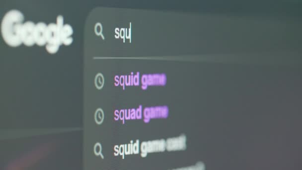 Buscando información en Google sobre los juegos de Squid — Vídeo de stock