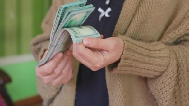 Женщина, считающая деньги — стоковое видео