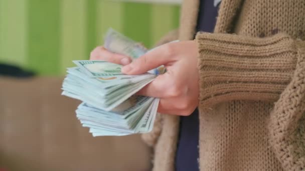 Frau beim Geldzählen — Stockvideo