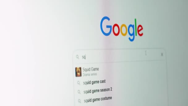 Buscando información en Google sobre los juegos de Squid — Vídeo de stock