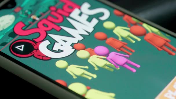 Instalando jogo móvel de criado com base no novo show Netflix - Jogos de lulas — Vídeo de Stock
