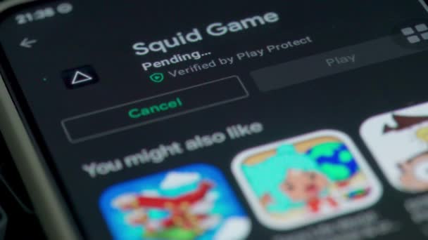 Installation von mobilen Spiel erstellt auf der Grundlage der neuen Netflix-Show - Squid-Spiele — Stockvideo