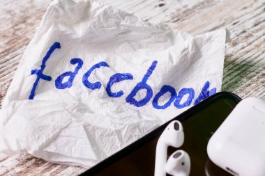 Peçetede Facebook logosu